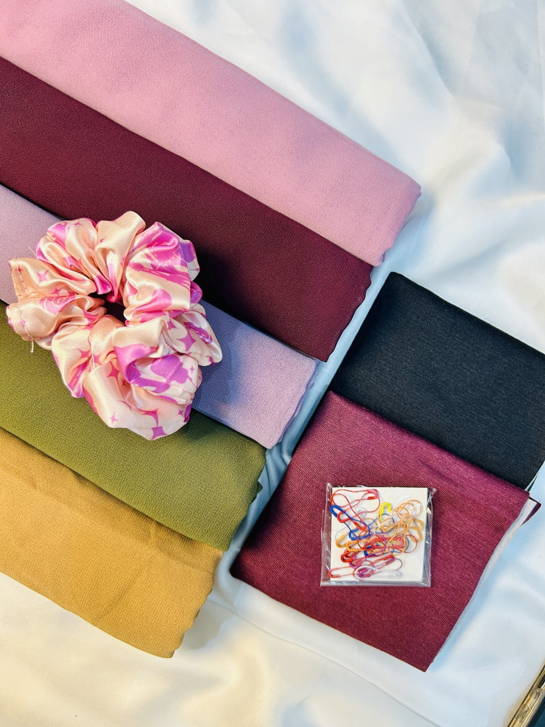 Deal – 5 Chiffon Georgette Premium Hijabs + 2 Tube Caps + Pear Pins + Scrunchie Set